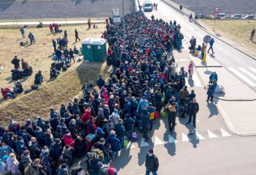 Де гроші «ЛОПАТОЮ ГРЕБУТЬ»? Чому українці та білоруси обирають Польщу?